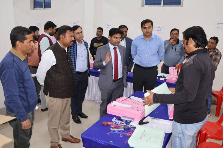 दुमका में नगरपालिका चुनाव 2026 की तैयारियों का उपायुक्त ने किया निरीक्षण, रिसीविंग और डिस्पैच सेंटर व्यवस्थाओं की ली विस्तृत समीक्षा