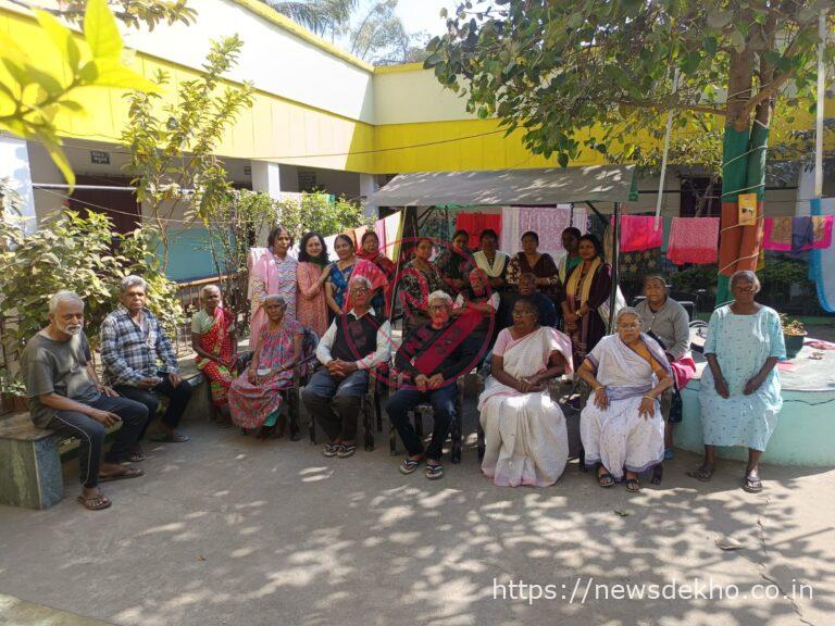 जमशेदपुर में सैन्य मातृशक्ति ने साकची स्थित आशीर्वाद वृद्धाश्रम में बिताया समय, बुजुर्गों के बीच किया लंच वितरण
