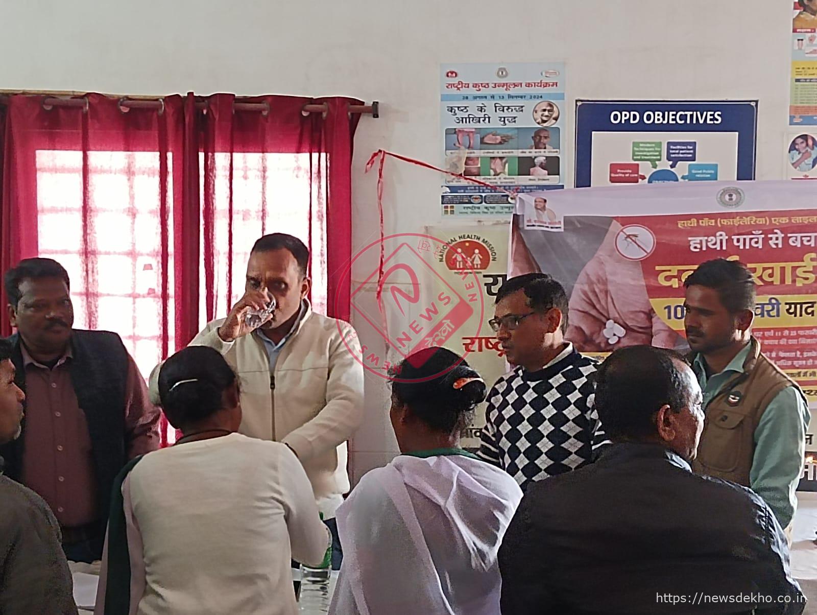 घाघरा प्रखंड में हाथीपांव उन्मूलन के लिए दवा खाओ अभियान की शुरुआत, अधिकारियों ने स्वयं दवा खाकर दिया जागरूकता का संदेश