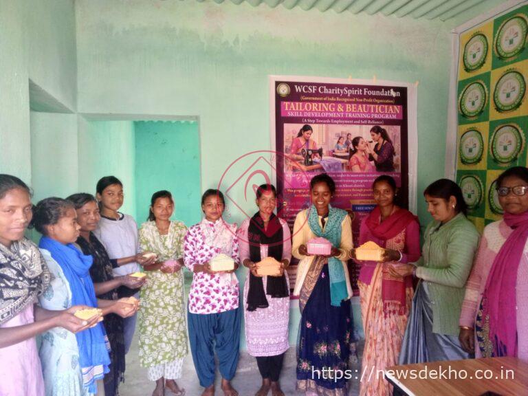 कर्रा में ऑर्गेनिक अबीर प्रशिक्षण से ग्रामीण महिलाओं को मिली नई आजीविका की दिशा