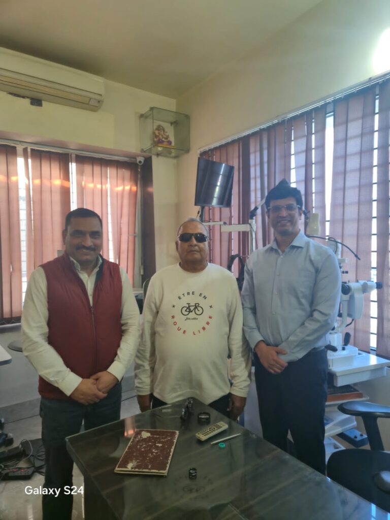 चतरा के मीनाक्षी नेत्रालय में वरिष्ठ आईएएस मुकेश कुमार के पिता का सफल नेत्र ऑपरेशन