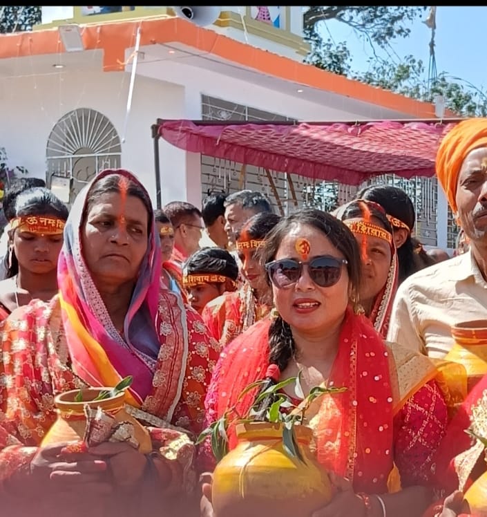 पांकी बरवाड़ीह कलश यात्रा: नव निर्मित शिव मंदिर प्राण प्रतिष्ठा में शामिल हुईं मंजुलता दुबे