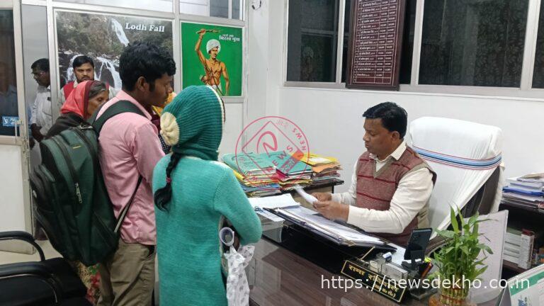 लातेहार में साप्ताहिक जन शिकायत निवारण कार्यक्रम आयोजित, अपर समाहर्ता रामा रविदास ने सुनी आमजनों की समस्याएं