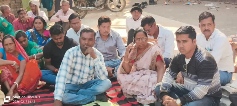 सऊदी अरब में गोली से मृत प्रवासी मजदूर विजय महतो का शव रांची पहुंचा, मुआवजे को लेकर डुमरी में अनिश्चितकालीन धरना शुरू