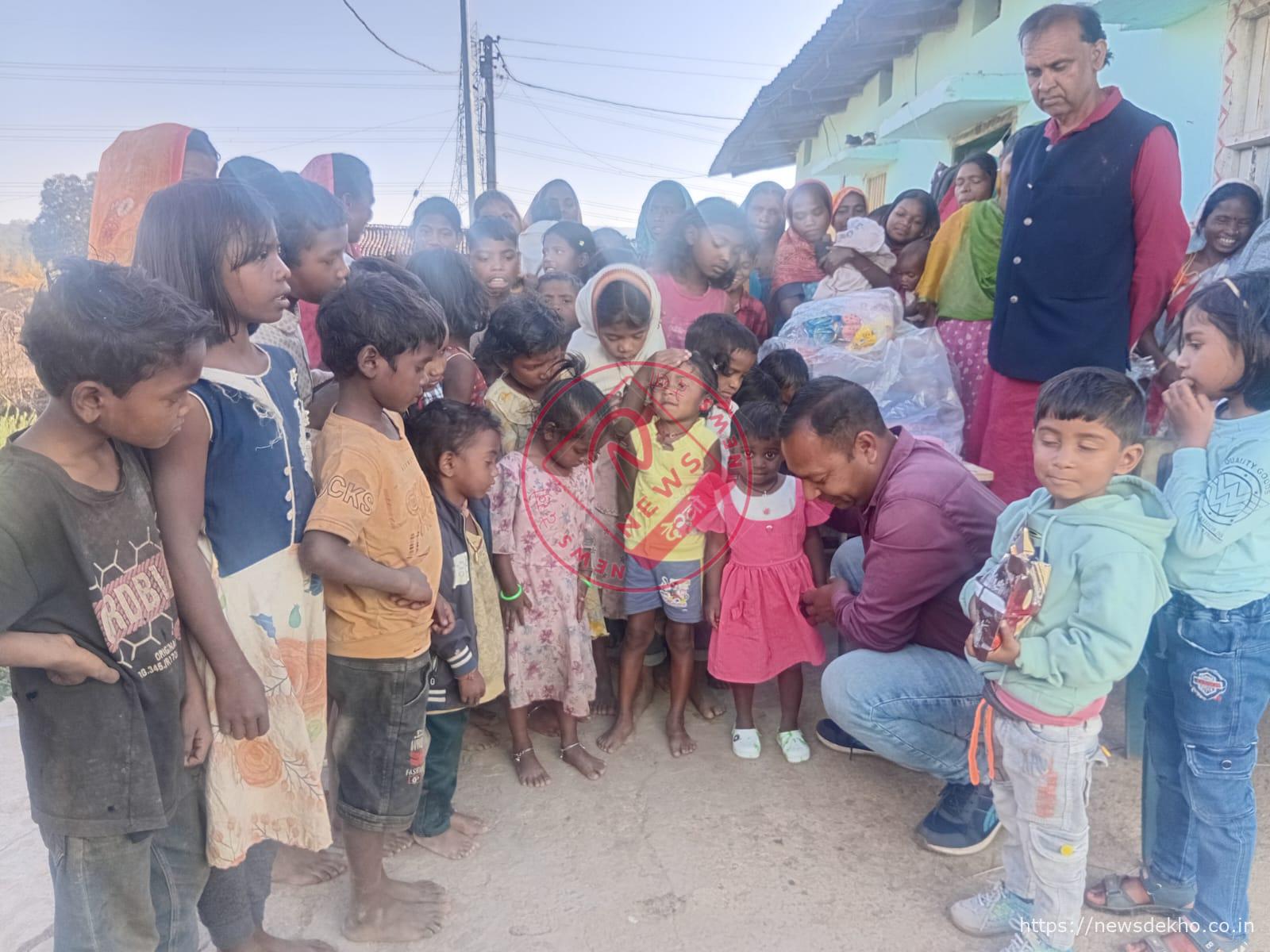 स्व. उमाशंकर गुप्ता ‘अकेला’ की चौथी पुण्यतिथि पर सेवा-संकल्प, जरूरतमंदों को सामग्री वितरण और शिव मंदिर में अलमीरा दान