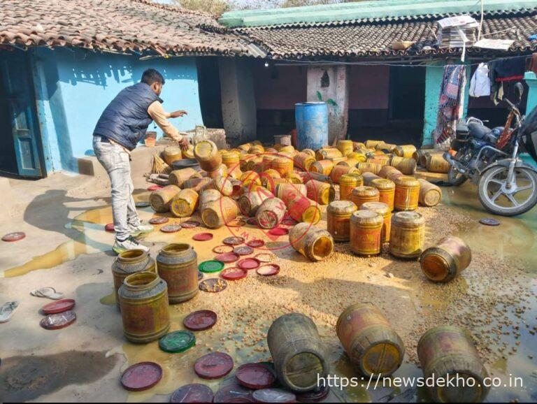होली से पहले देवघर में अवैध महुआ शराब पर बड़ी कार्रवाई, पथरौल और मधुपुर में छापेमारी से कारोबार का भंडाफोड़