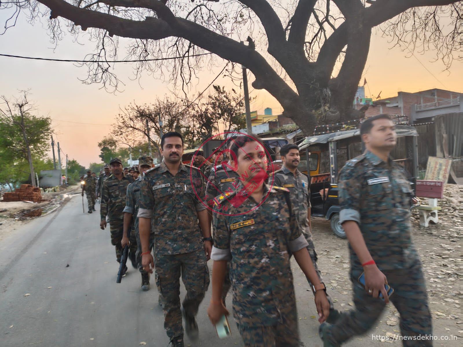 हुसैनाबाद के दंगवार ओपी क्षेत्र में होली को लेकर पुलिस का फ्लैग मार्च हुड़दंगियों को सख्त चेतावनी