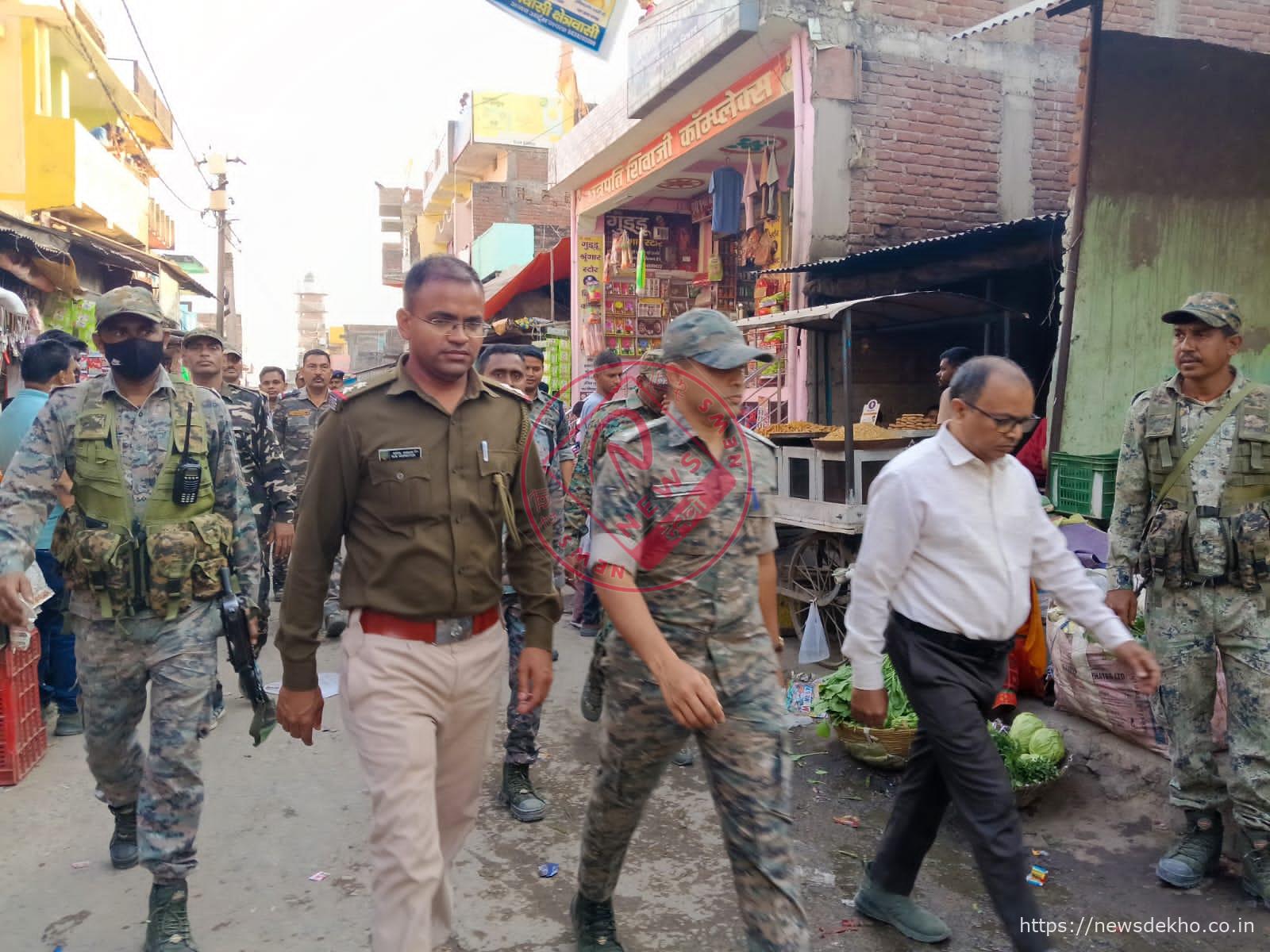 हैदरनगर बाजार में पुलिस का फ्लैग मार्च: शांति और कानून व्यवस्था बनाए रखने का दिया सख्त संदेश