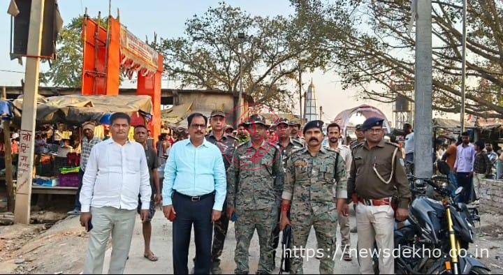 पलामू के पिपराटांड़ में होली पर सख्ती, हुड़दंगियों को चेतावनी देने गांव-गांव पहुंचा पुलिस का फ्लैग मार्च