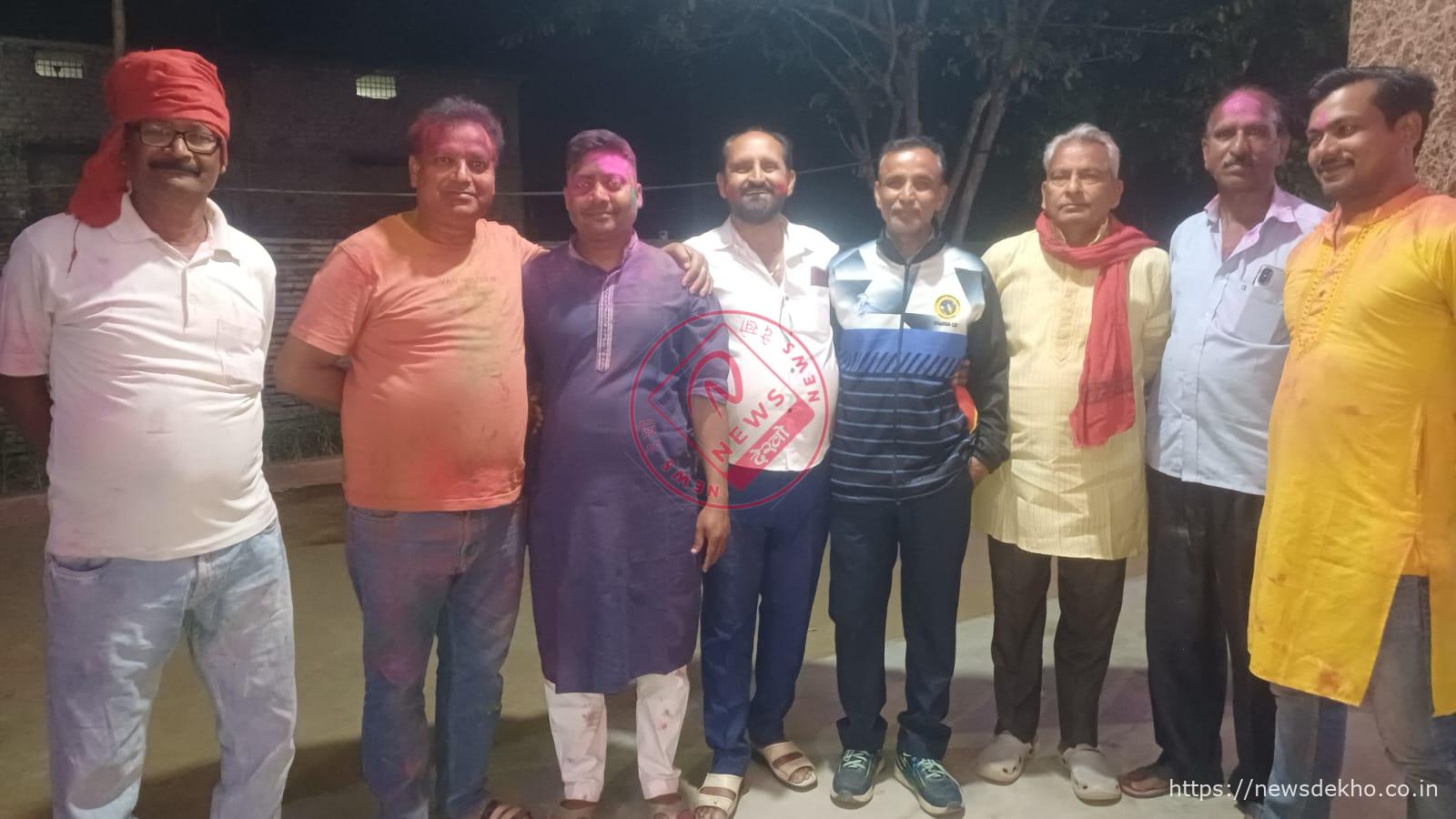 तोलरा में होली के अवसर पर नूतन देवी के आवास पर जुटे ग्रामीण, देर रात तक चलता रहा रंग और बधाइयों का सिलसिला