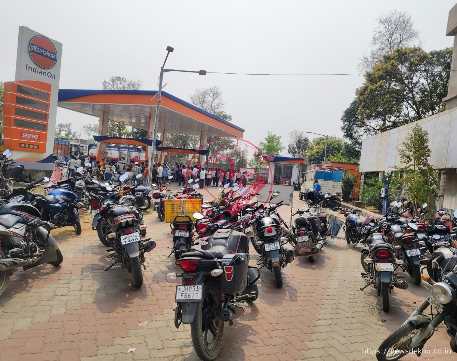 पलामू में पेट्रोल-डीजल की कमी की अफवाह से मची अफरा-तफरी: पंपों पर उमड़ी भीड़, यूनियन ने बताया – किल्लत नहीं