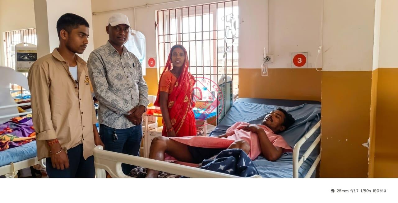 सड़क दुर्घटना में घायल विश्वनाथ यादव से मिले मुखिया प्रतिनिधि राजेंद्र पासवान, अस्पताल पहुंचकर बंधाया ढांढस