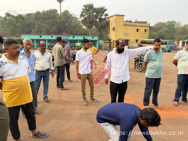 शपथ से पहले ही मैदान में उतरे दुमका के नवनिर्वाचित नगर पालिका अध्यक्ष अभिषेक चौरसिया, बस स्टैंड की खुद करवाई सफाई