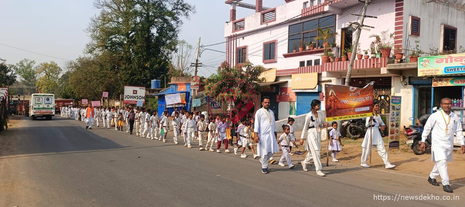 मैकलुस्कीगंज में हिंदू नववर्ष पर निकली भव्य शोभायात्रा, पुष्प वर्षा और जलपान से हुआ स्वागत