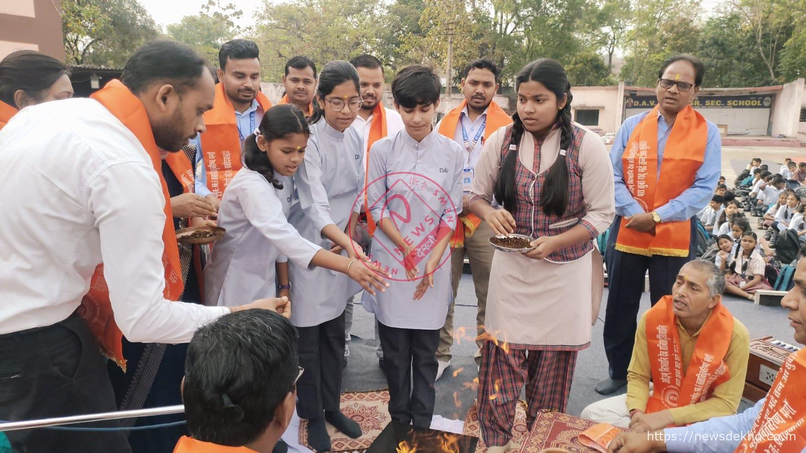 वैदिक मंत्रोच्चारण और हवन यज्ञ के साथ डीएवी खलारी में नए शैक्षणिक सत्र की शुरुआत