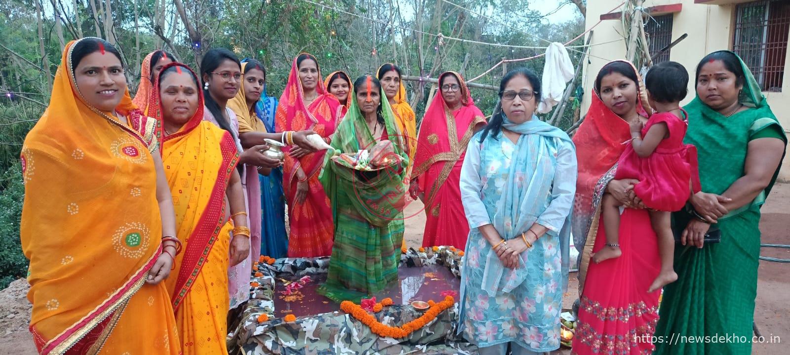 चैती छठ के तीसरे दिन डूबते सूर्य को अर्घ्य, खलारी क्षेत्र में उमड़ी आस्था की भीड़