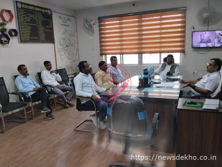 तोरपा में विकास को लेकर मंथन, पूर्व विधायक कोचे मुंडा ने अधिकारियों से की विस्तृत चर्चा