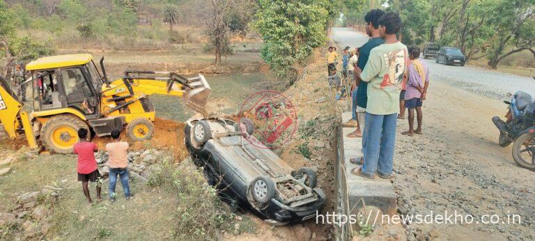डुमिरता में धूल के कारण अनियंत्रित हुई कार, पुलिया के नीचे गिरी, बड़ा हादसा टला