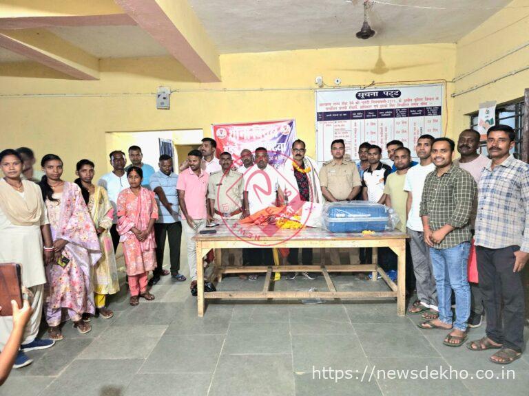 35 वर्षों की सेवा के बाद एएसआई सत्येंद्र राय को भावुक विदाई, डंडई थाना में नम आंखों से दी गई सलामी