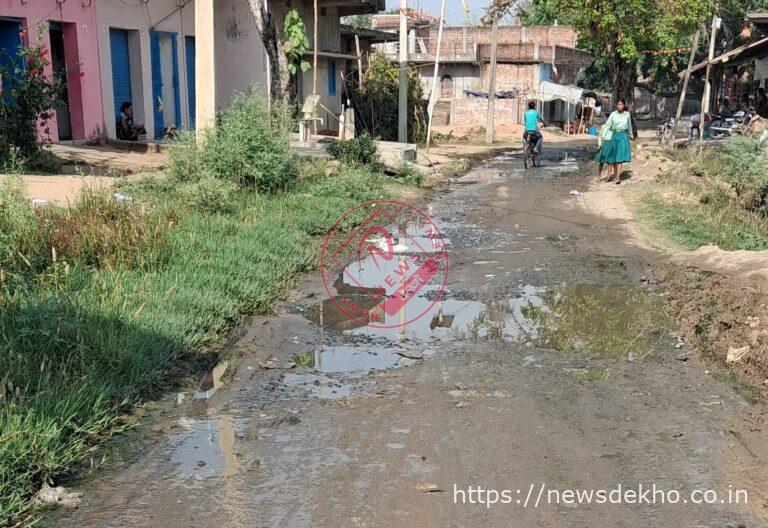 मुसीखाप में विकास के दावे फेल, सड़क पर बह रही नाली से ग्रामीण परेशान