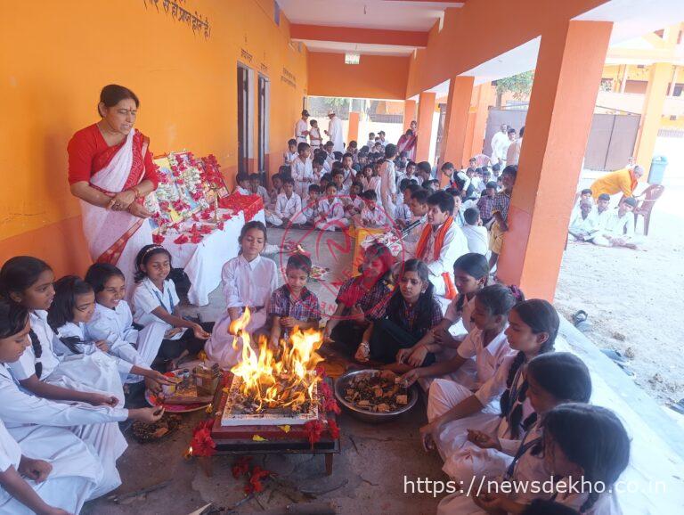 जपला के सरस्वती शिशु विद्या मंदिर में हवन-पूजन के साथ नए सत्र की शुरुआत, संस्कारों से गूंजा परिसर