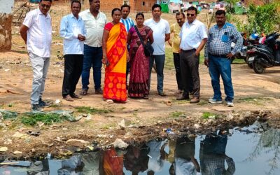 सलडेगा में सड़क पर बह रहा नाली का गंदा पानी, जनप्रतिनिधियों ने मौके पर पहुंचकर समाधान का दिया आश्वासन