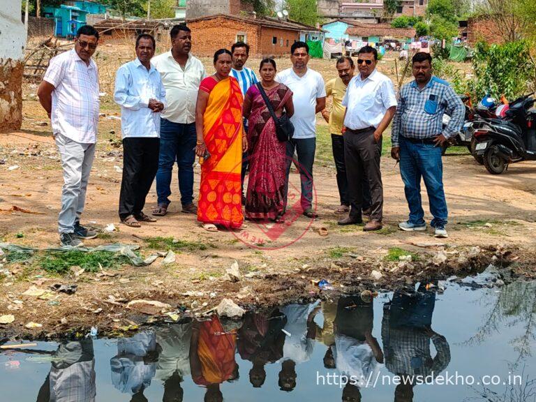 सलडेगा में सड़क पर बह रहा नाली का गंदा पानी, जनप्रतिनिधियों ने मौके पर पहुंचकर समाधान का दिया आश्वासन