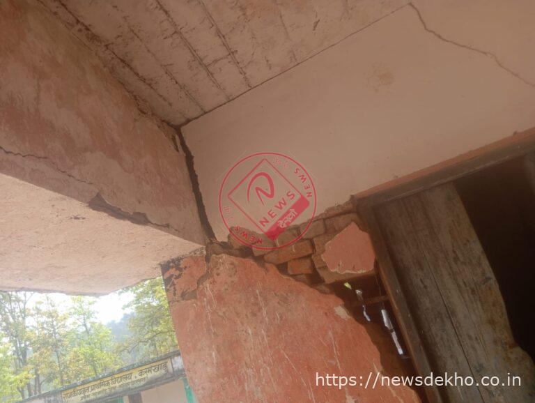 करमखाड़ स्कूल की बदहाली उजागर, जर्जर भवन में पढ़ाई, नदी का पानी पीने को मजबूर बच्चे