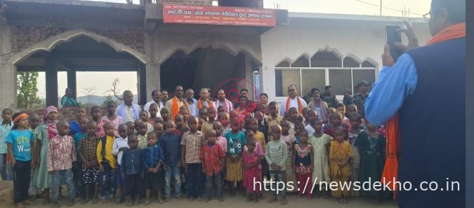 महुआडांड़ में अनाथ आश्रम पहुंचे सांसद कालीचरण सिंह, बच्चों से संवाद कर सड़क और विकास कार्य का दिया भरोसा