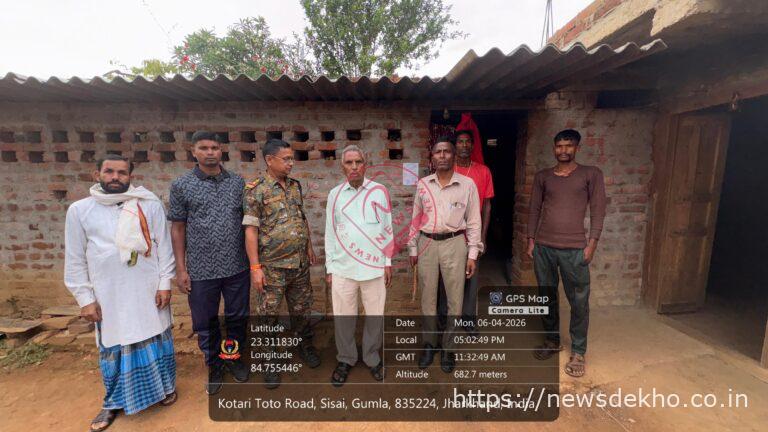 पुसो में नाबालिग अपहरण मामले के फरार आरोपी के घर चिपका इश्तेहार, ढोल-नगाड़े के साथ हुई घोषणा