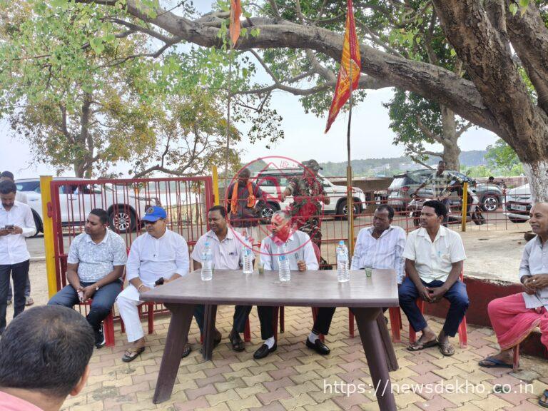 नेतरहाट के बर टोली में सांसद कालीचरण सिंह का जनसंवाद, ग्रामीणों की समस्याओं पर त्वरित समाधान का भरोसा