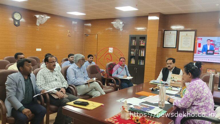 गुमला में सीएसआर कार्यों की समीक्षा बैठक, उपायुक्त ने टीबी किट, पेयजल और शिक्षा सुविधाओं पर दिए निर्देश