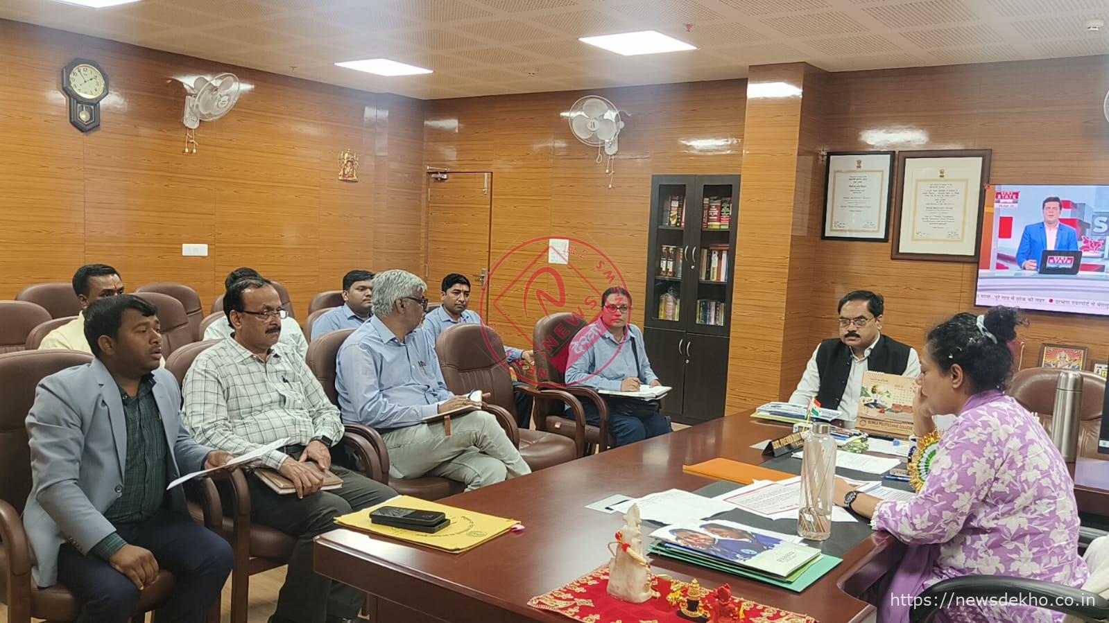 गुमला में सीएसआर कार्यों की समीक्षा बैठक, उपायुक्त ने टीबी किट, पेयजल और शिक्षा सुविधाओं पर दिए निर्देश