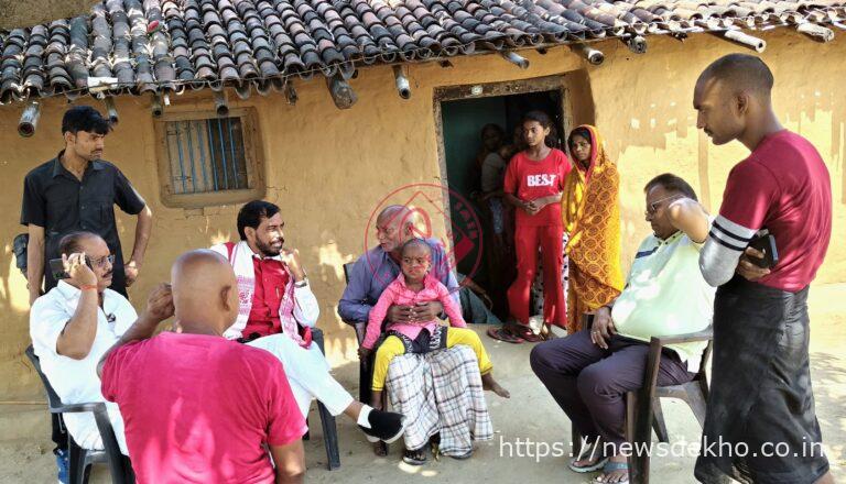 नावाबाजार में बिजली मिस्त्री की मौत के बाद परिवार से मिले किशोर पांडेय, मुआवजा और नौकरी का आश्वासन