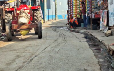 हुसैनाबाद वार्ड 07 में नाली का पानी सड़क पर, राहगीरों और दुकानदारों को हो रही परेशानी