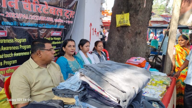 मजदूर दिवस पर वरदान चैरिटेबल ट्रस्ट का सेवा अभियान, मेदिनीनगर में श्रमिकों को मिली राहत सामग्री