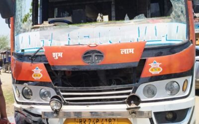 हुसैनाबाद में स्कूल बस और बाइक की टक्कर, दो युवक घायल, सुरेश राम की हालत गंभीर