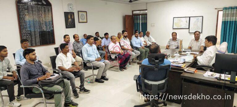 गढ़वा में पेट्रोल पंप संचालकों के साथ एसडीएम की बैठक, कालाबाजारी और अनियमित बंदी पर सख्त चेतावनी