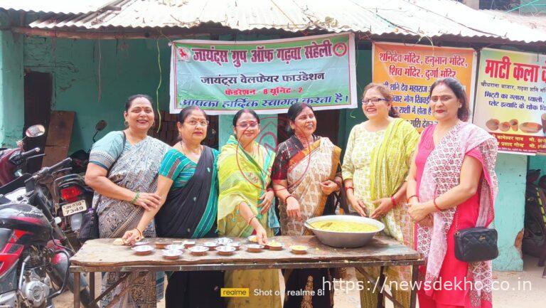 जायंट्स ग्रुप ऑफ गढ़वा सहेली ने राहगीरों और स्कूली बच्चों को कराया खिचड़ी प्रसाद का वितरण