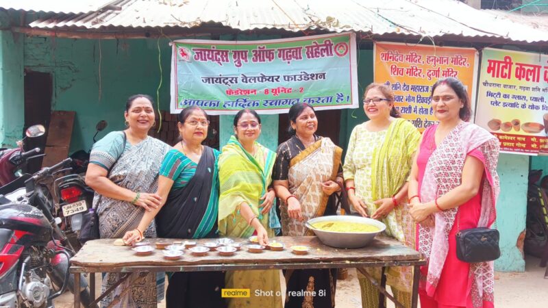 जायंट्स ग्रुप ऑफ गढ़वा सहेली ने राहगीरों और स्कूली बच्चों को कराया खिचड़ी प्रसाद का वितरण