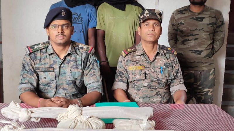 महुआडांड़ जमीन विवाद हत्याकांड में पुलिस की बड़ी कार्रवाई: दो आरोपी गिरफ्तार हथियार बरामद